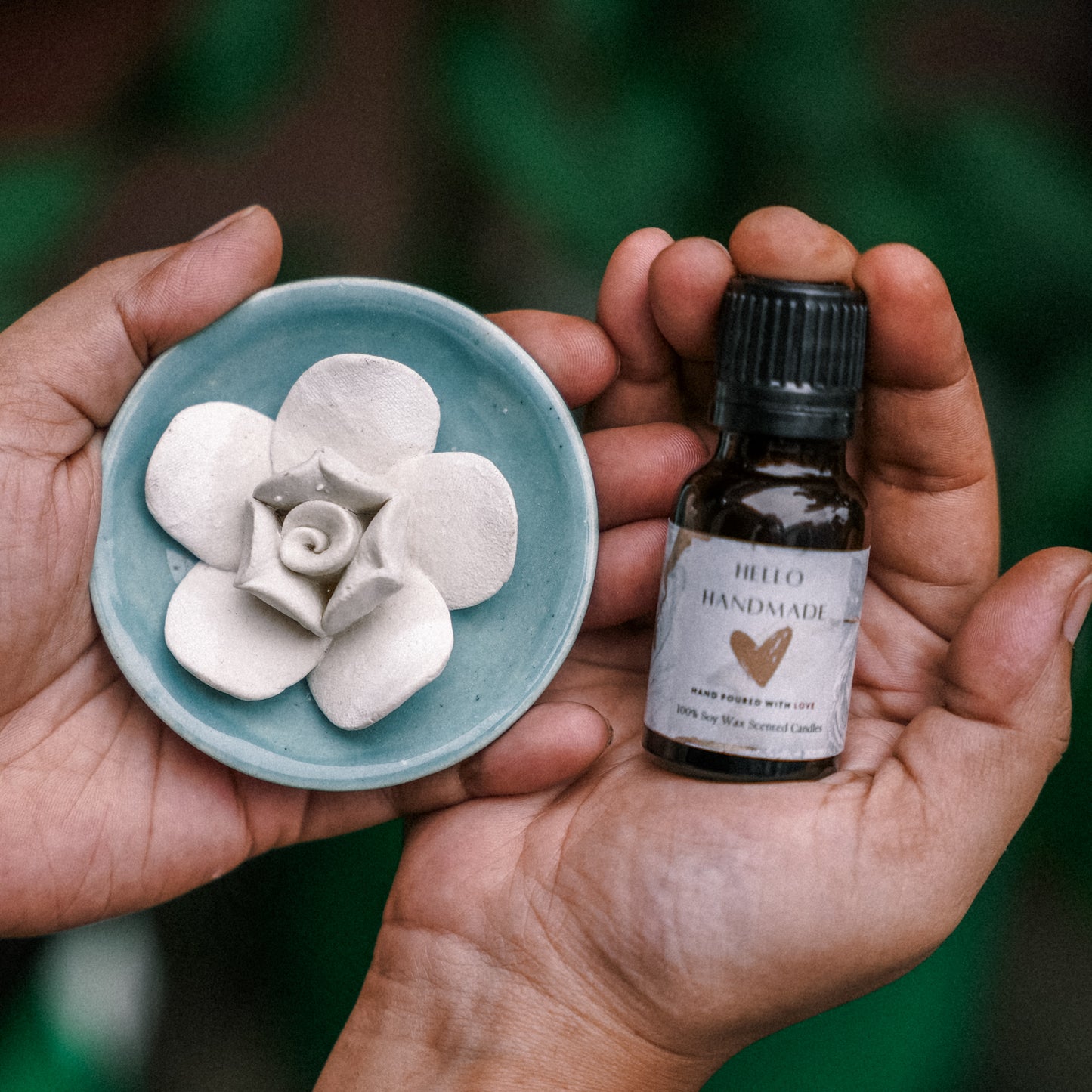 No Flame and Electricity Flower Diffuser with 1 Essential Oil (15 ml) (Lemon Grass)