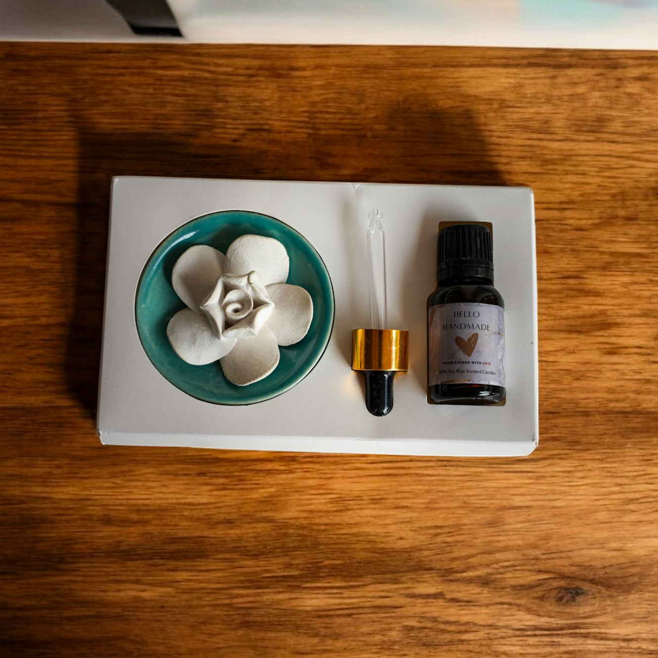 No Flame and Electricity Flower Diffuser with 1 Essential Oil (15 ml) (Lemon Grass)