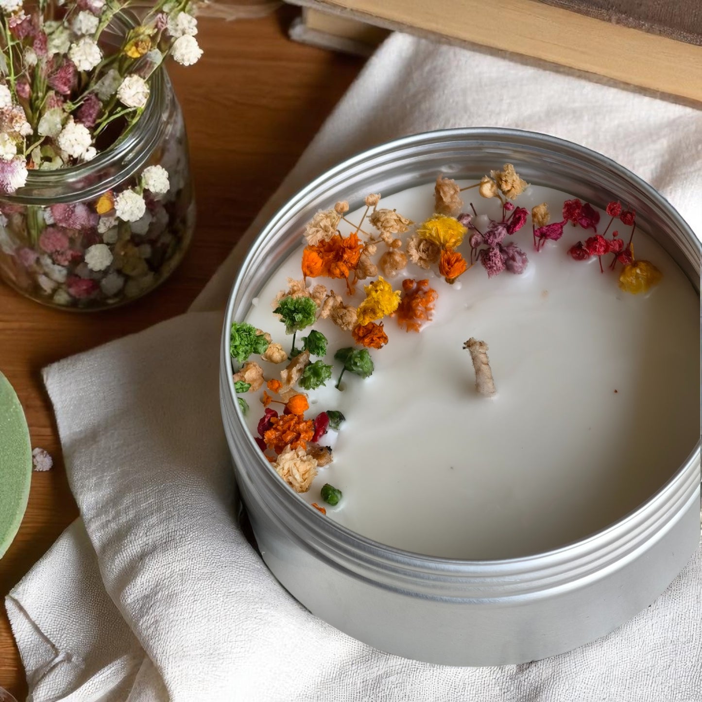 Scented Floral Candle in Tin – Natural Soy Wax with Dried Botanicals (Vanilla Jasmine)