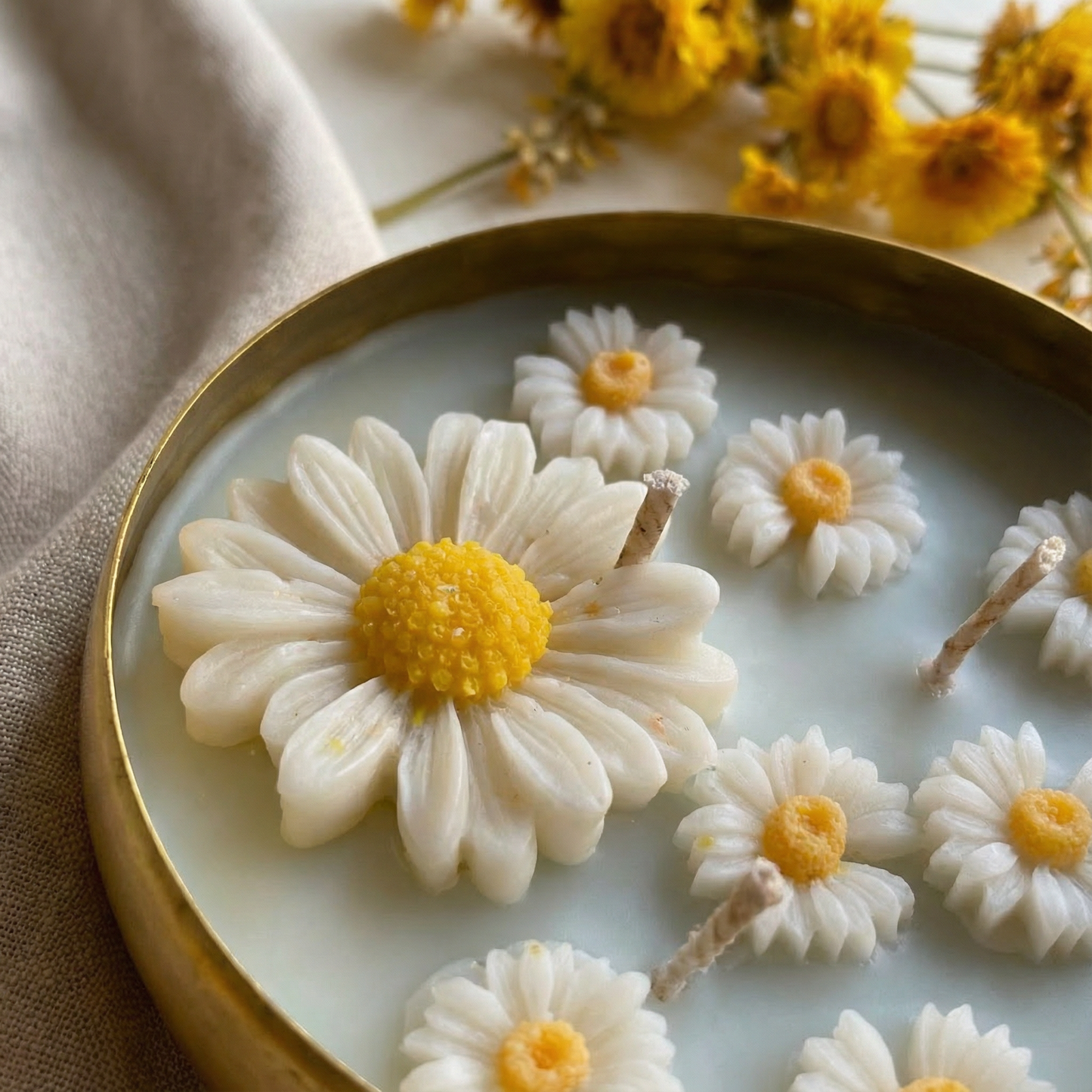 Daisy Bloom Urli Candle – Handcrafted Luxury Decor