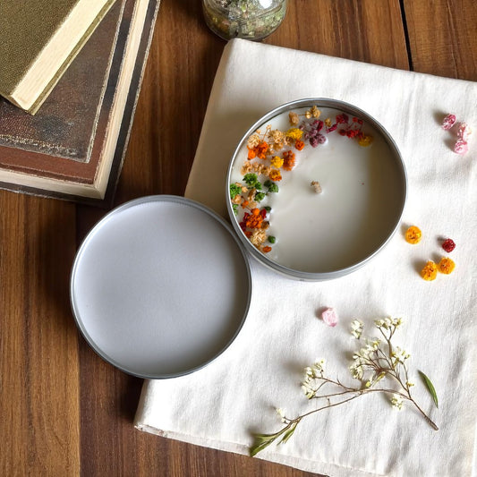Scented Floral Candle in Tin – Natural Soy Wax with Dried Botanicals (Vanilla Jasmine)