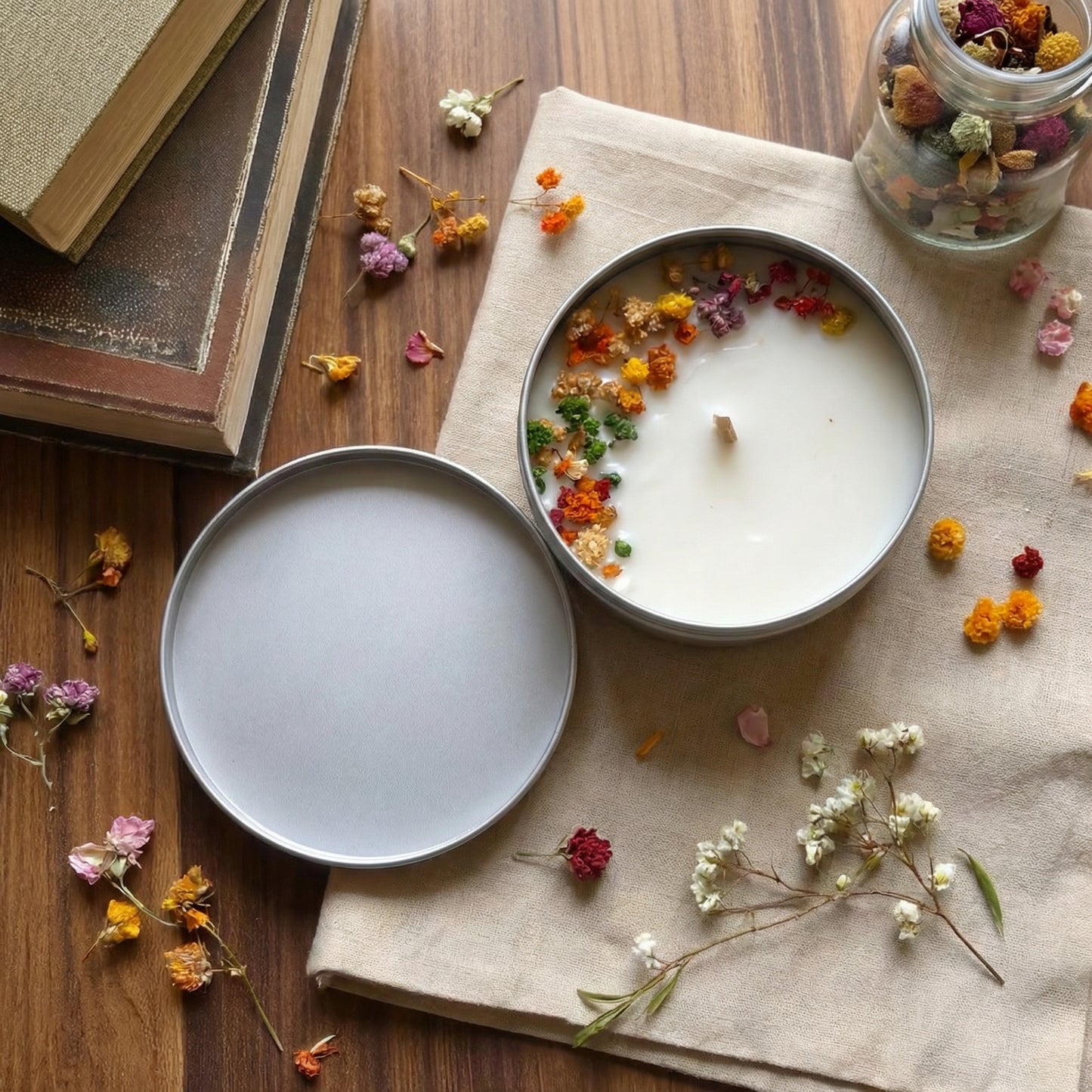 Scented Floral Candle in Tin – Natural Soy Wax with Dried Botanicals (Vanilla Jasmine)