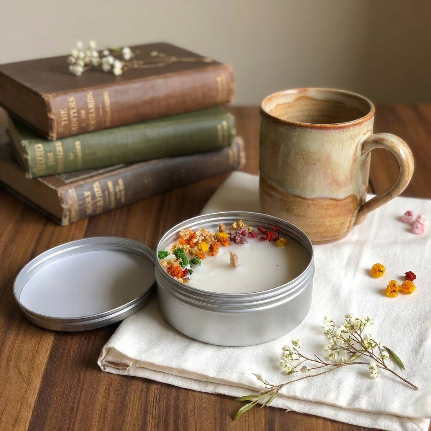 Scented Floral Candle in Tin – Natural Soy Wax with Dried Botanicals (Vanilla Jasmine)