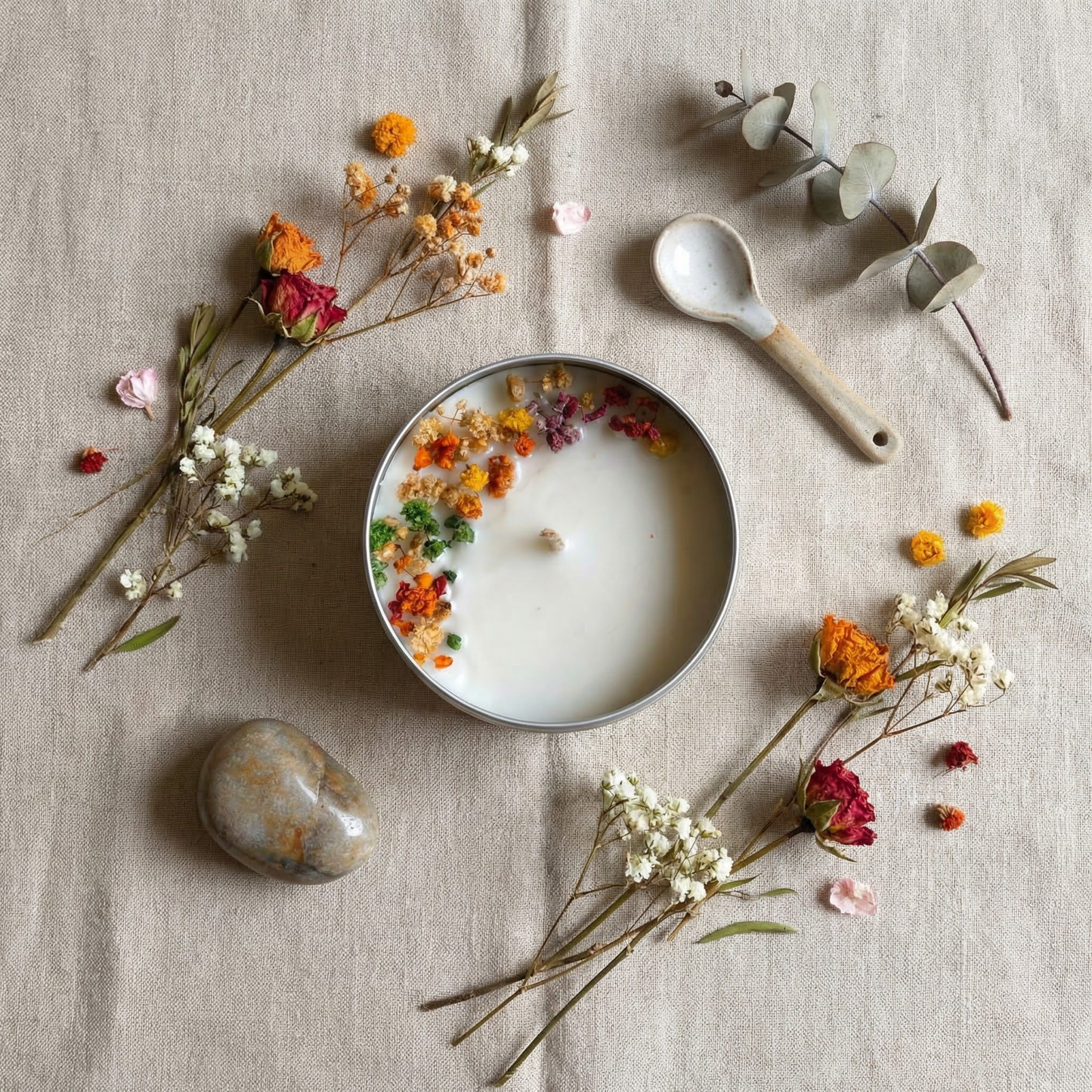 Scented Floral Candle in Tin – Natural Soy Wax with Dried Botanicals (Vanilla Jasmine)